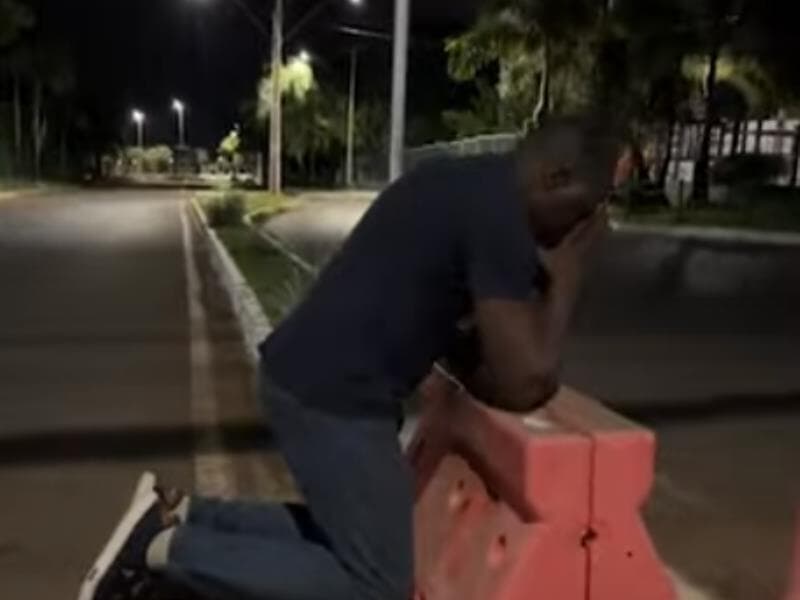 Hélio Lopes faz série de orações em frente à casa de Jair Bolsonaro - Reprodução/YouTube