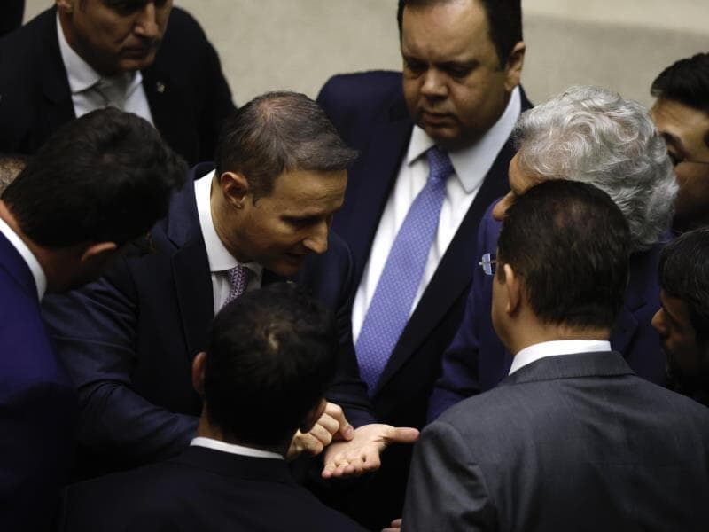 Ao centro, o relator Guilherme Derrite ajusta mudanças no texto com deputados da oposição. - Pedro Ladeira/Folhapress Ao centro, o relator Guilherme Derrite ajusta mudanças no texto com deputados da oposição. - Pedro Ladeira/Folhapress