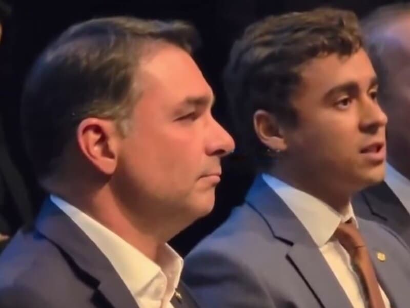 Flávio Bolsonaro e Nikolas Ferreira em evento do PL. - Reprodução/YouTube