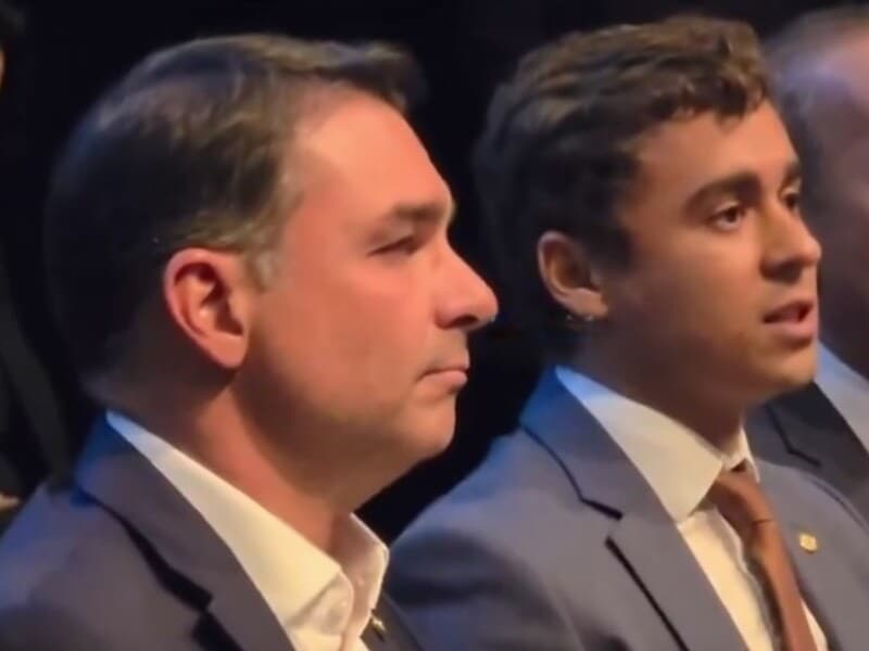 Flávio Bolsonaro e Nikolas Ferreira em evento do PL. - Reprodução/YouTube