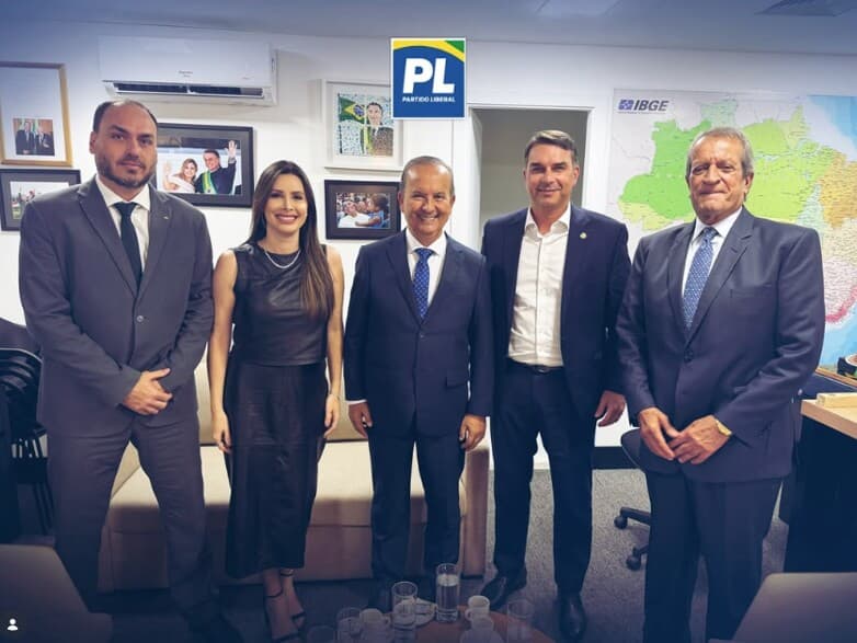 Da esquerda para a direita: Carlos, Caroline, Jorginho, Flávio e Valdemar na reunião que selou a pré-candidatura da deputada ao Senado pelo PL de Santa Catarina. - Reprodução/Instagram