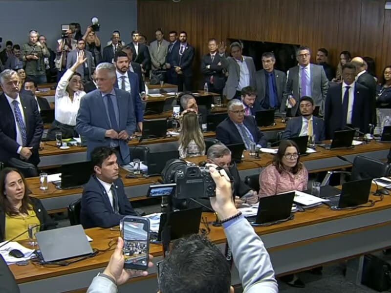 14 deputados se levantaram contra o requerimento. - TV Senado