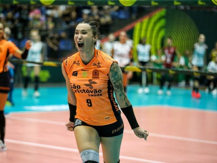 Tifanny comemora pontuação em jogo no qual seu time, o Osasco, eliminou o Flamengou na semifinal da Copa do Brasil 2026. - Filipe Barbosa/Agência Enquadrar/Folhapress