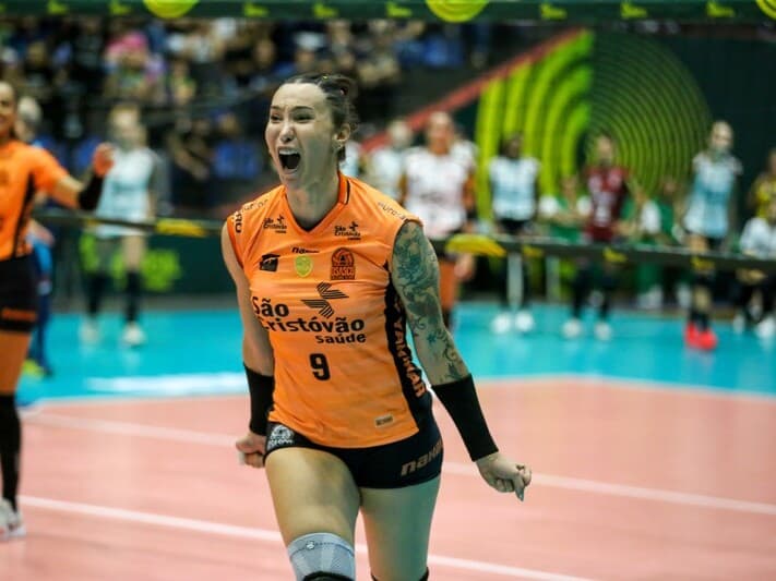 Tifanny comemora pontuação em jogo no qual seu time, o Osasco, eliminou o Flamengou na semifinal da Copa do Brasil 2026. - Filipe Barbosa/Agência Enquadrar/Folhapress