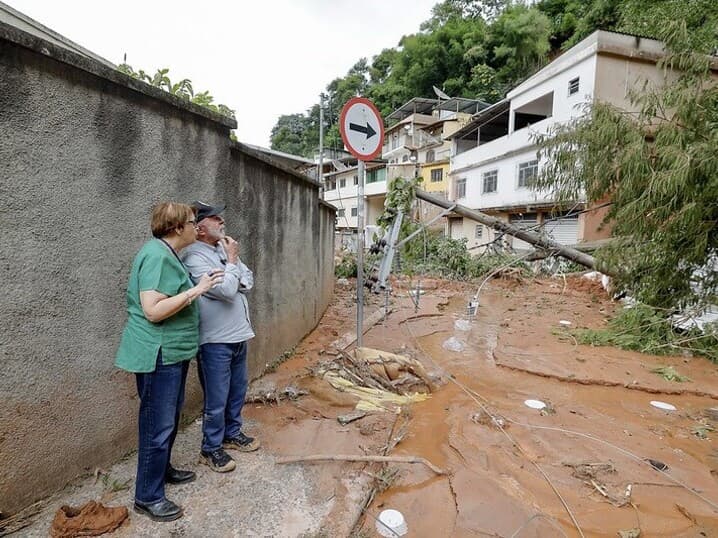 Lula inspeciona os estragos provocados pelas chuvas em Juiz de Fora com a prefeita Margarida Salomão. - Ricardo Stuckert/PR