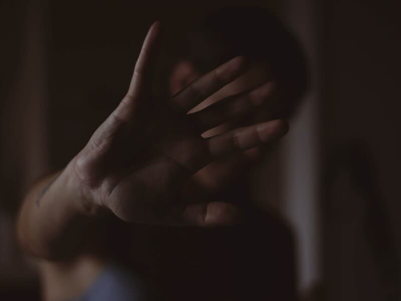 De acordo com o projeto, a denúncia poderá ser feita à Polícia Civil, Polícia Militar ou aos canais oficiais da região. - Freepik