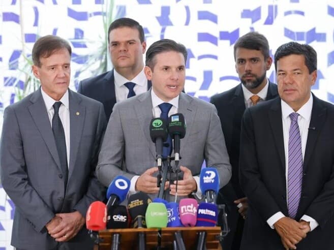 Motta negociou retirada de redução da maioridade penal com o relator, Mendonça Filho, à direita na imagem. - Kayo Magalhães/Agência Câmara