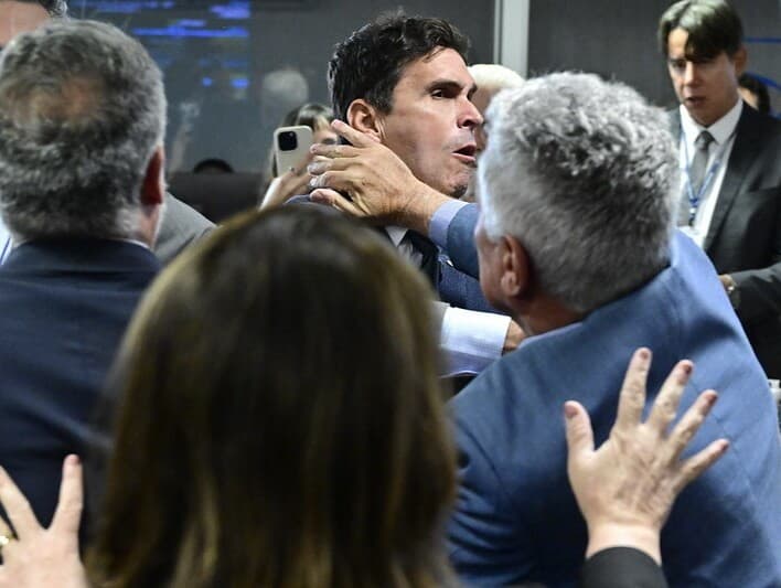 Reunião da CPMI do INSS que aprovou quebra de sigilos de Lulinha gerou tumulto e troca de empurrões entre parlamentares governistas e da oposição. - Geraldo Magela/Agência Senado