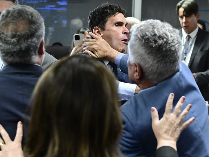 Reunião da CPMI do INSS que aprovou quebra de sigilos de Lulinha gerou tumulto e troca de empurrões entre parlamentares governistas e da oposição. - Geraldo Magela/Agência Senado