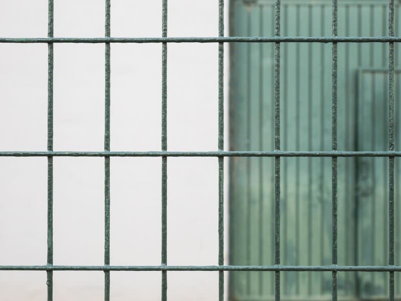 Texto prevê desconto mínimo de 50% da remuneração de detentos para reparar danos causados pelos crimes. - Freepik