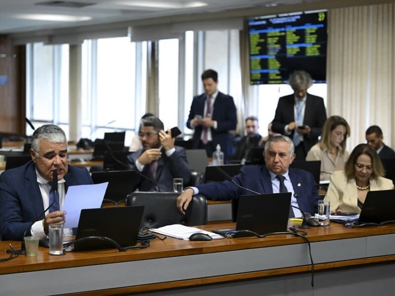 Flávio Arns defende que objetivo é dificultar a circulação de recursos sem rastreabilidade. - Saulo Cruz/Agência Senado