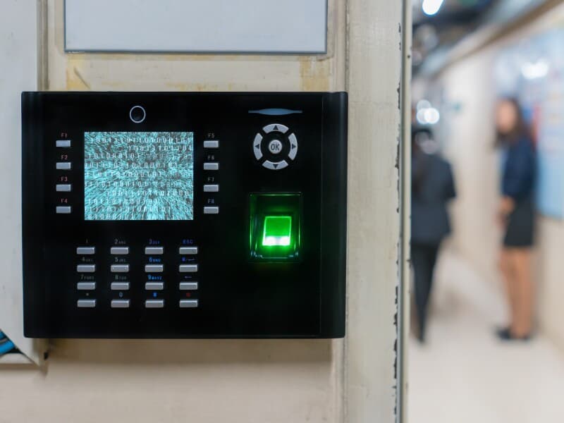 Projeto estabelece penalidades para gestores que autorizarem pagamentos sem registro válido de frequência. - Freepik