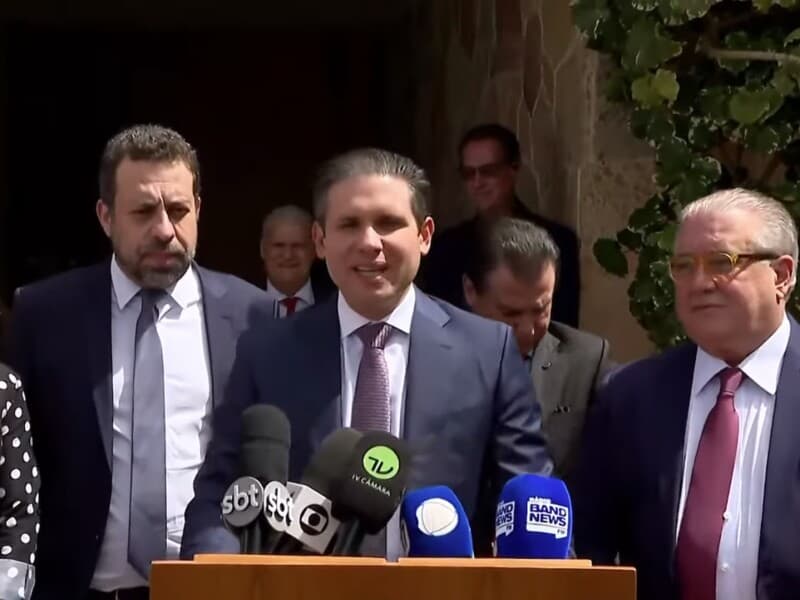 Declaração foi dada a jornalistas. - Reprodução/YouTube