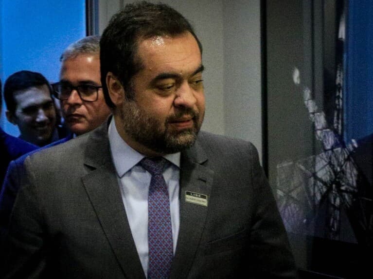 O governador Cláudio Castro é acusado de utilizar a estrutura estatal para favorecimento eleitoral em 2022. - Aloisio Mauricio /Fotoarena/Folhapress