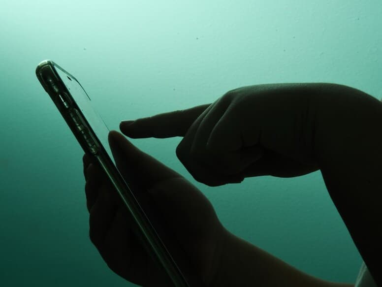 A trend "caso ela diga não" mostra jovens simulando agressões físicas severas contra manequins após uma suposta rejeição afetiva. - Karime Xavier/Folhapress