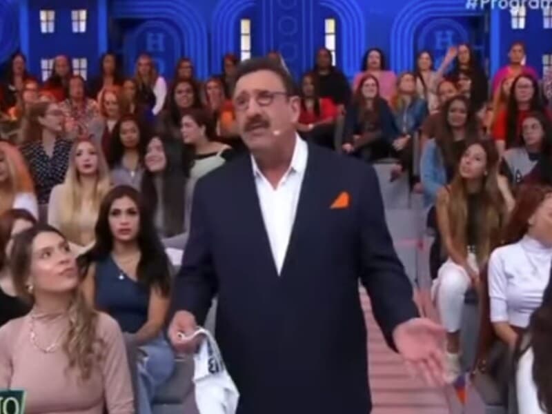 Ratinho apresenta programa no SBT. - Reprodução