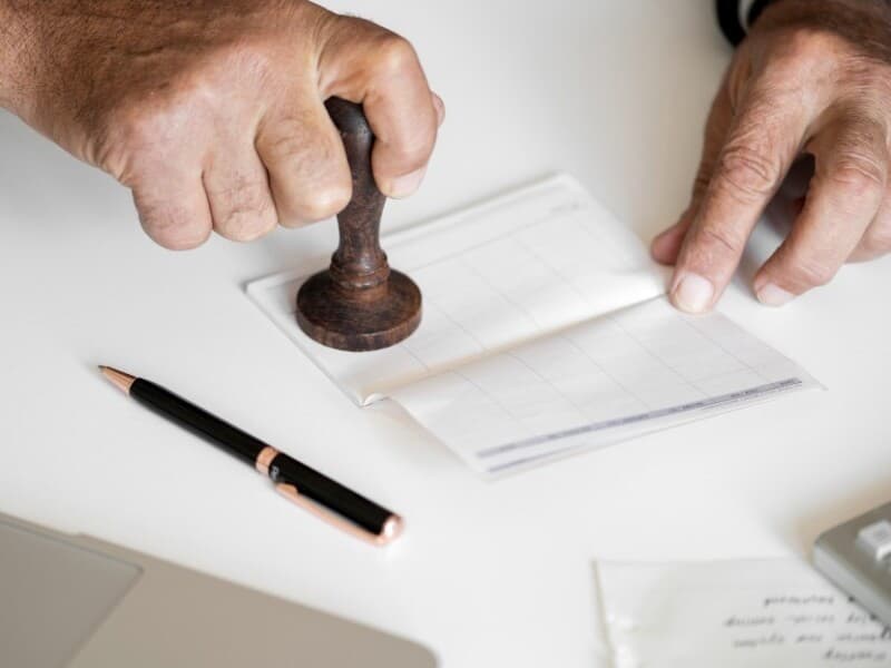 Proposta busca proteger notários e registradores contra retaliações por seus atos administrativos. 
 - Freepik