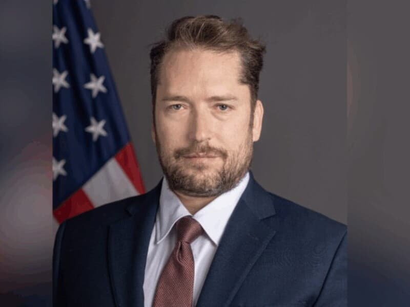 O encontro entre o assessor de Donald Trump e Bolsonaro ocorreria no 19º Batalhão da Polícia Militar do DF. - Reprodução/Departamento de Estado dos EUA