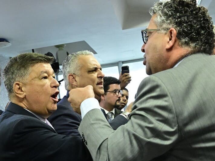 O presidente da CPMI do INSS, senador Carlos Viana, e o relator Alfredo Gaspar discutem com o deputado petista Alencar Santana na reunião que quebrou os sigilos de Lulinha, entre outros. - Geraldo Magela/Agência Senado