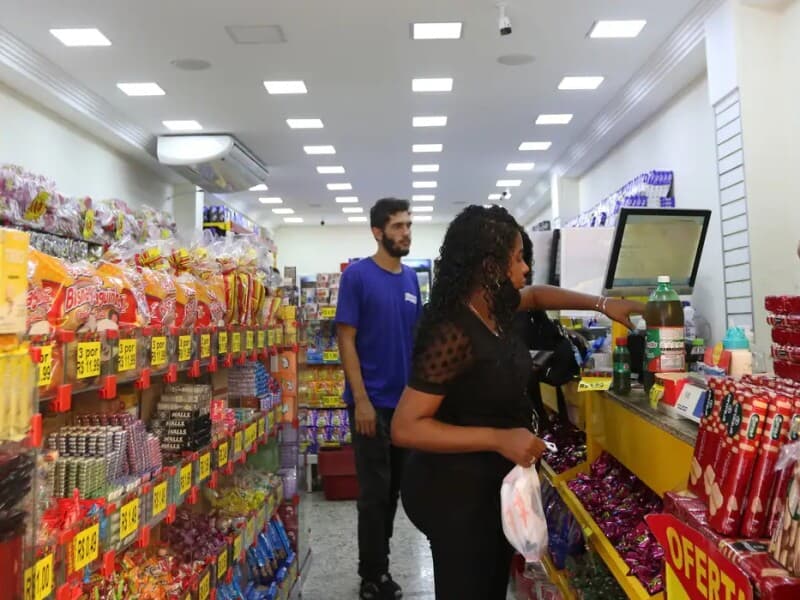 Trabalhadores do comércio podem ter piso salarial unificado e bônus por cursos de aperfeiçoamento. - Tânia Rêgo/Agência Brasil