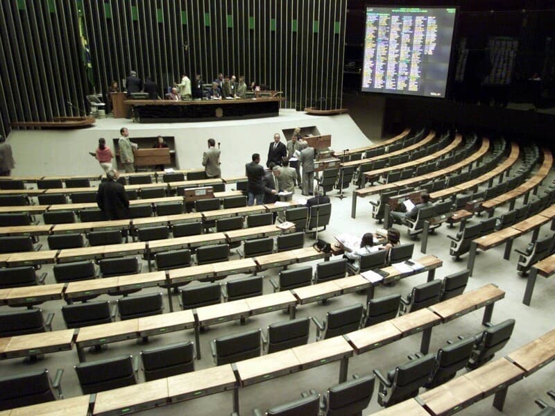Especialistas e parlamentares discutem os efeitos da escala de trabalho 6x1 na saúde física e mental dos trabalhadores. - Júlio Bernardes/Folhapress