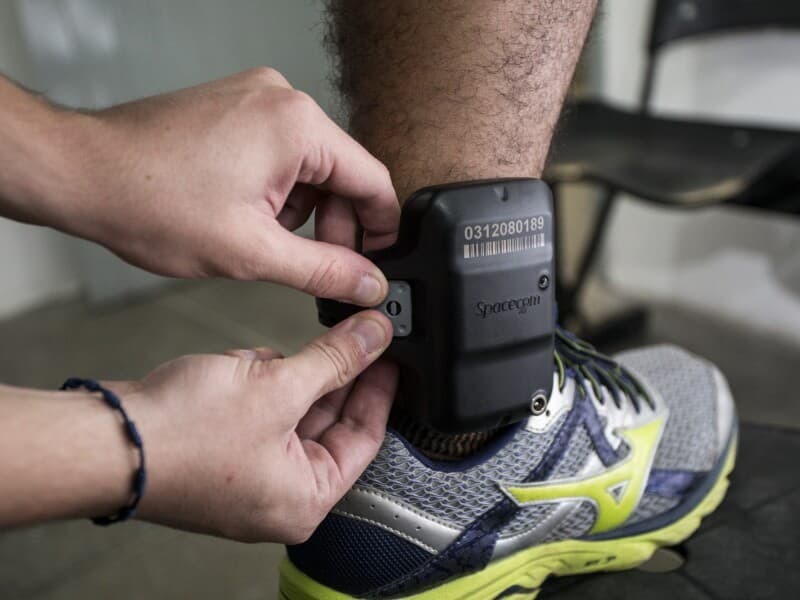 O projeto torna falta grave o descumprimento do monitoramento eletrônico. - Tiago Stille/Governo do Ceará