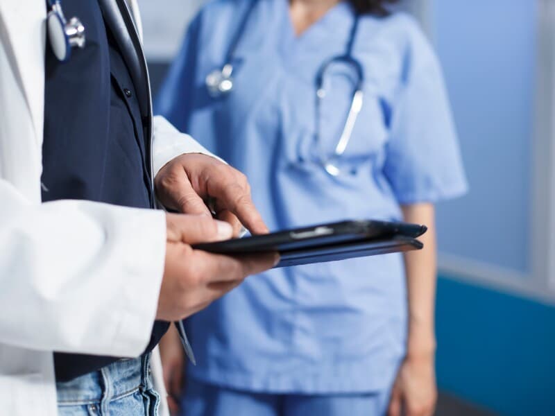 Medidas atingem instituições que tiveram baixo desempenho no Enamed de 2025. - Freepik