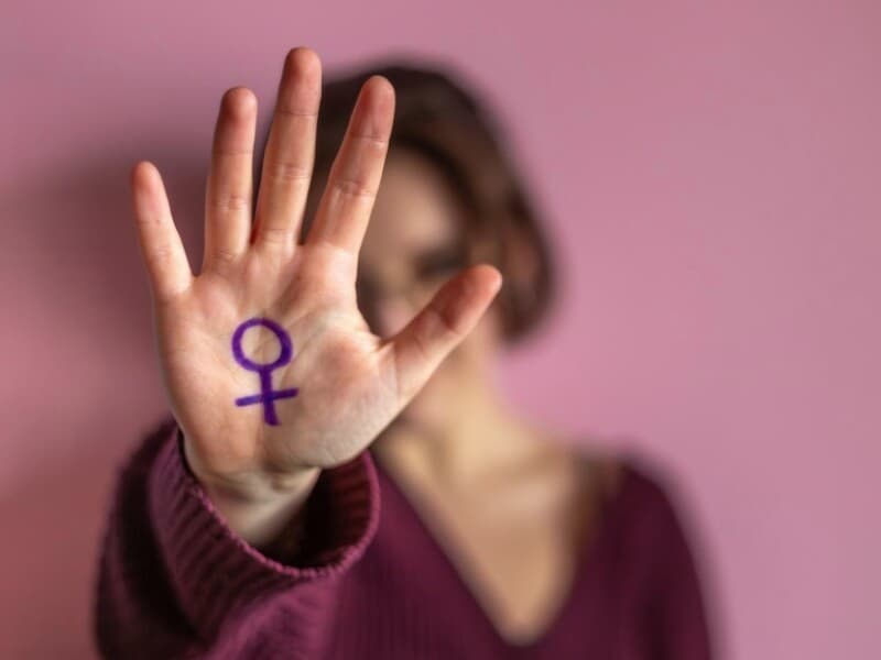 Programa integra mecanismos governamentais e comunitários para impedir novos casos de feminicídio. - Freepik