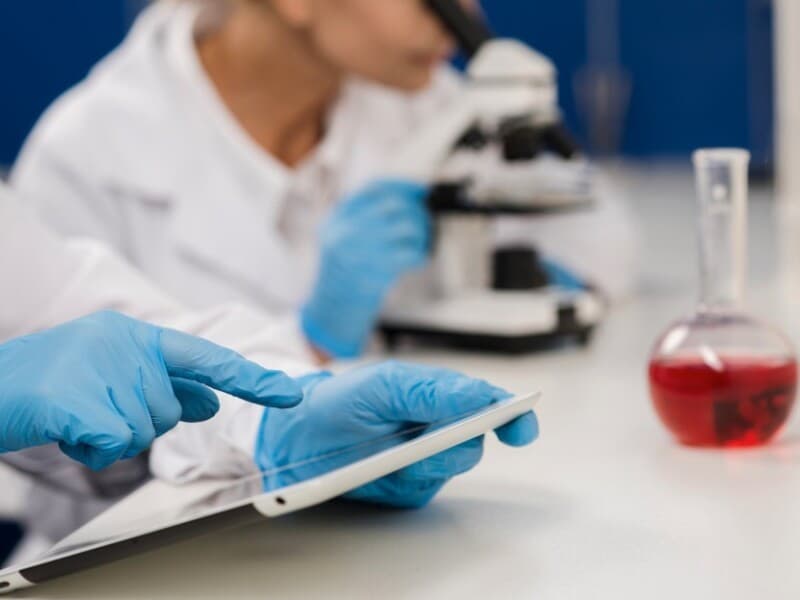 Texto prevê distinção entre pesquisadores bolsistas e empregados na contribuição ao Seguro Social. - Freepik