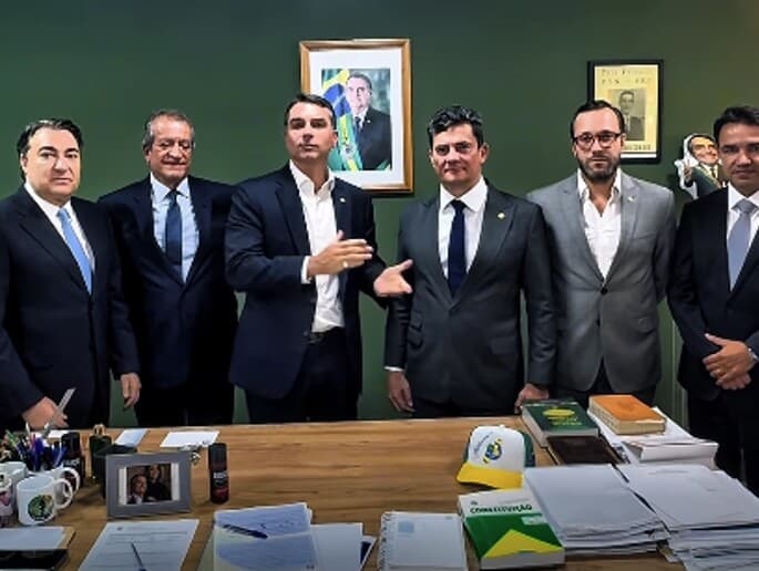 Flávio Bolsonaro e Sergio Moro declaram apoio mútuo em encontro na quarta-feira. Senador deve trocar o União Brasil pelo PL nos próximos dias para concorrer a governador do Paraná. - Reprodução/Instagram