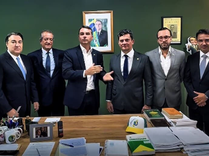 Flávio Bolsonaro e Sergio Moro declaram apoio mútuo em encontro na quarta-feira. Senador deve trocar o União Brasil pelo PL nos próximos dias para concorrer a governador do Paraná. - Reprodução/Instagram