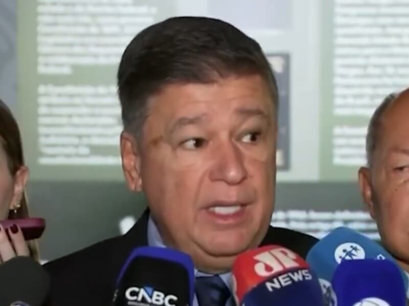 Declaração foi dada a jornalistas. - Reprodução/YouTube