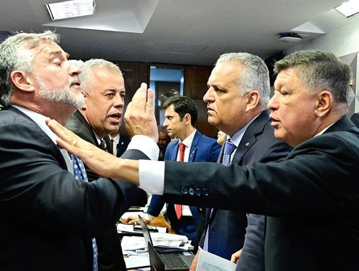 Paulo Pimenta discute com o relator Alfredo Gaspar e o presidente Carlos Viana durante reunião da CPMI do INSS. - Geraldo Magela/Agência Senado