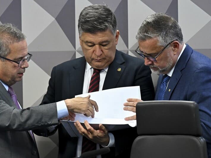 Da esquerda para a direita: os senadores Rogério Marinho e Carlos Viana, presidente da CPMI, e o deputado Paulo Pimenta. - Jefferson Rudy/Agência Senado