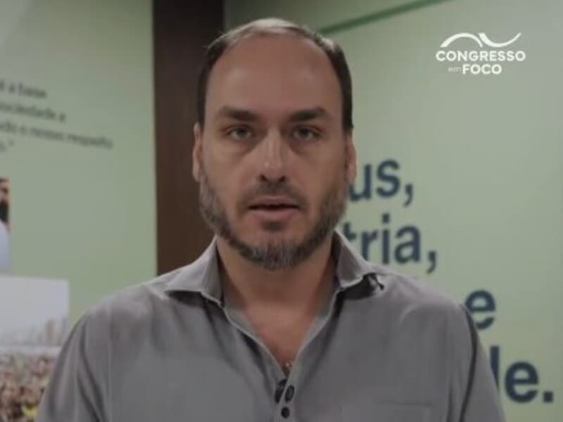 Filho de Jair Bolsonaro afirmou que a concessão de prisão domiciliar não deve ser celebrada, e seguirá defendendo a anulação da condenação. - Reprodução