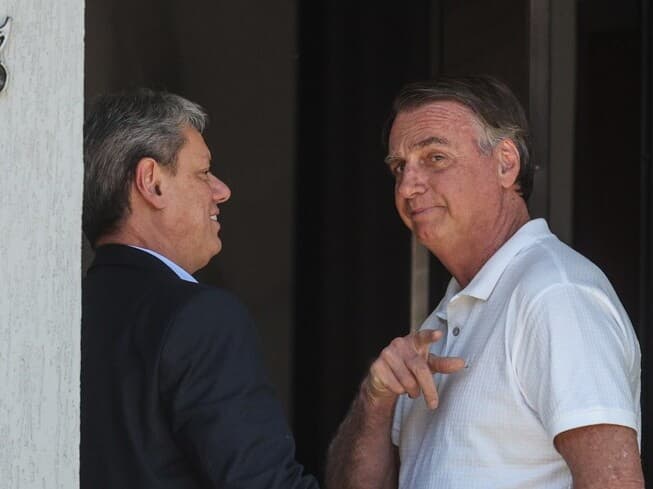 Já em prisão domiciliar, Bolsonaro recebeu em 29 de setembro do ano passado o governador Tarcísio de Freitas - Gabriela Biló/Folhapress