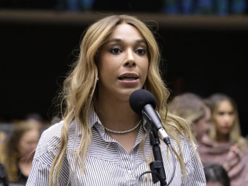 Presidente da Comissão das Mulheres, Erika Hilton defende que o projeto que equipara misoginia ao racismo seja analisado em regime de urgência no Plenário. - Reprodução/X