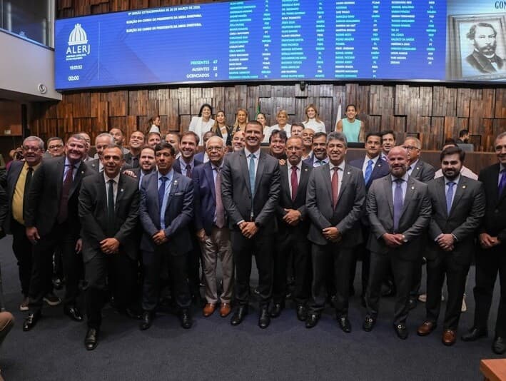 Douglas Ruas, ao centro, posa com demais integrantes da Assembleia Legislativa após ser eleito presidente. - Octacílio Barbosa/Alerj