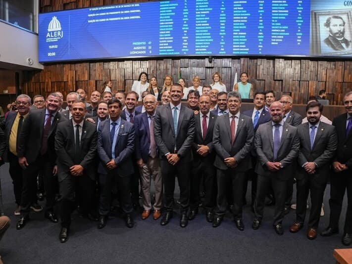 Douglas Ruas, ao centro, posa com demais integrantes da Assembleia Legislativa após ser eleito presidente. - Octacílio Barbosa/Alerj