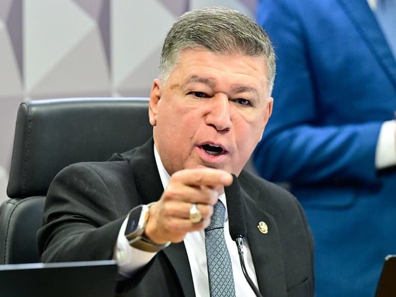 Carlos Viana durante a reunião desta quinta-feira (26) em que prorrogou os trabalhos da CPMI. Decisão foi revertida pelo Supremo no mesmo dia. - Geraldo Magela/Agência Senado