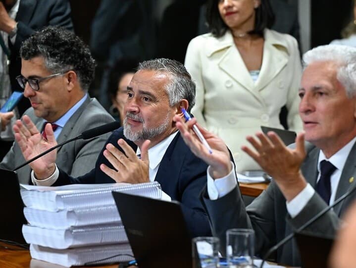 Paulo Pimenta entre os deputados Alencar Santana e Rogério Correia, todos do PT. - Marcos Oliveira/Agência Senado