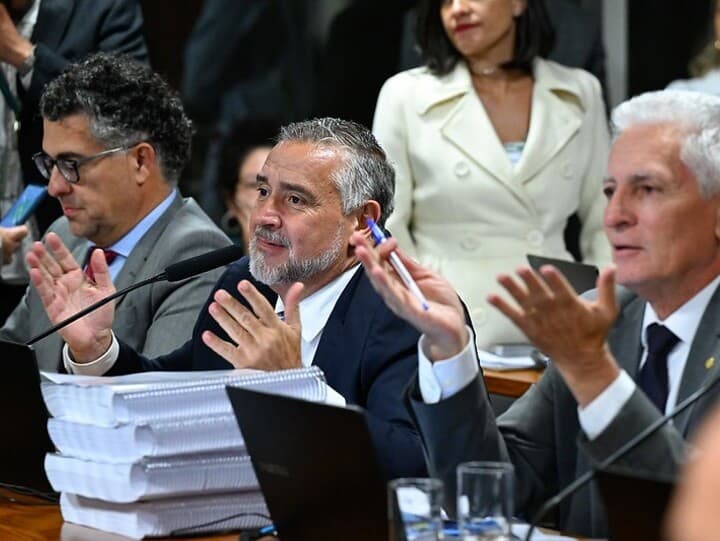 Paulo Pimenta entre os deputados Alencar Santana e Rogério Correia, todos do PT. - Marcos Oliveira/Agência Senado