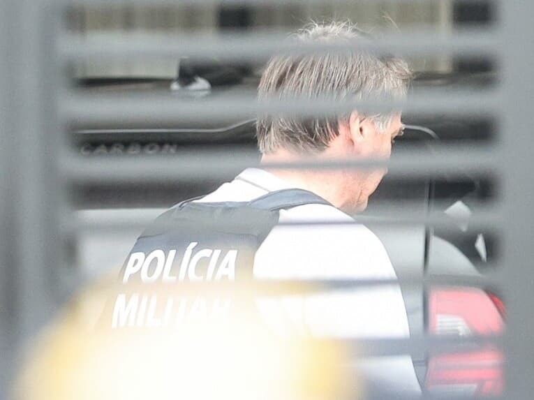 Bolsonaro voltou para prisão domiciliar nessa sexta-feira usando colete à prova de balas da Polícia Militar. - Gabriela Biló/Folhapress