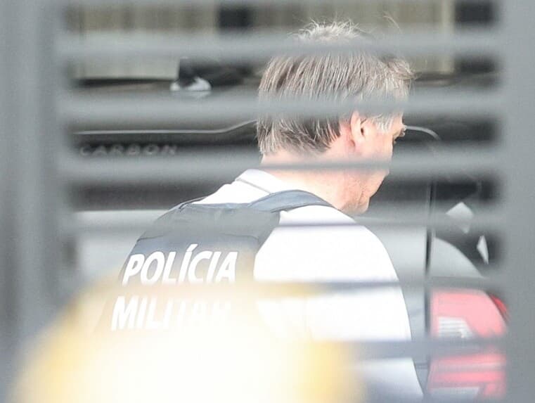Bolsonaro voltou para prisão domiciliar nessa sexta-feira usando colete à prova de balas da Polícia Militar. - Gabriela Biló/Folhapress