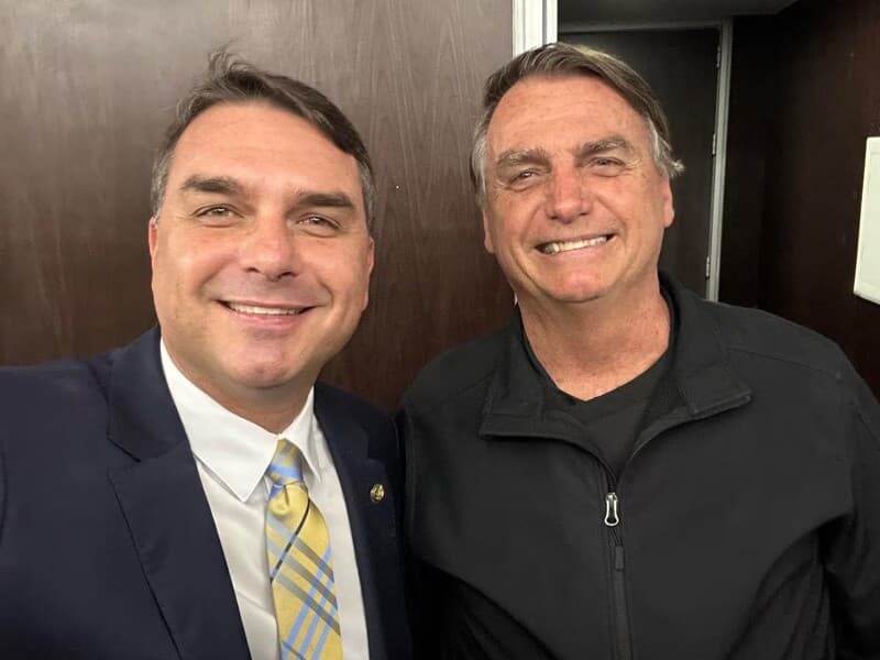 Pré-candidato ao Planalto, Flávio terá poderá visitar Jair Bolsonaro em duas condições: na de filho e na de advogado do ex-presidente. - Redes sociais