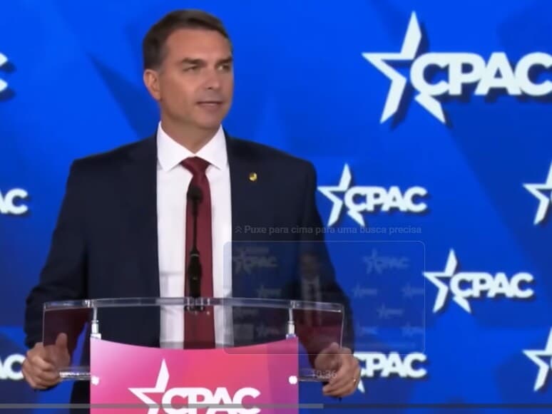 No maior evento da direita trumpista, Flávio se apresentou como candidato fundamental para a consolidação de uma amplia aliança na América Latina. - Reprodução/Youtube No maior evento da direita trumpista, Flávio se apresentou como candidato fundamental para a consolidação de uma amplia aliança na América Latina. - Reprodução/Youtube