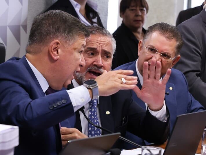 Da esquerda para a direita: o presidente da CPMI, Carlos Viana, o autor do relatório paralelo, Paulo Pimenta, e o líder do PL na Câmara, Sóstenes Cavalcante, durante a reunião de encerramento da comissão. - Lula Marques/Agência Brasil