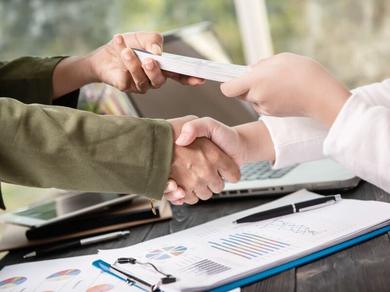 Projeto prevê remuneração obrigatória em todas as formas de estágio. - Freepik