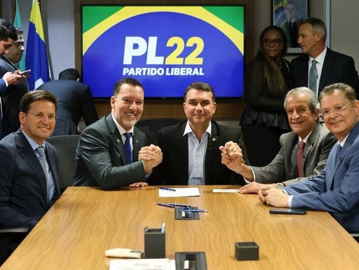 Flávio Bolsonaro e Valdemar Costa Neto filiaram  no ato de filiação do deputado Vinicius Carvaalho, de São Paulo, que deixou o Republicanos. - Reprodução/Redes sociais
