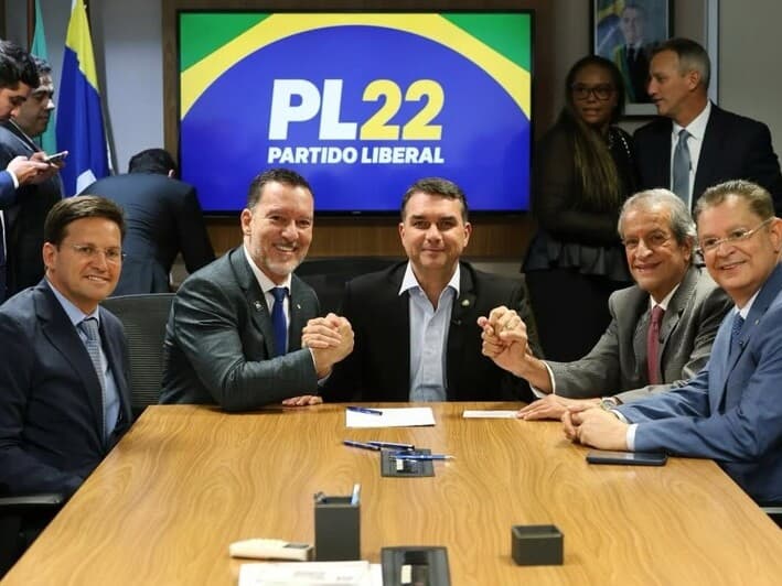 Flávio Bolsonaro e Valdemar Costa Neto filiaram  no ato de filiação do deputado Vinicius Carvaalho, de São Paulo, que deixou o Republicanos. - Reprodução/Redes sociais